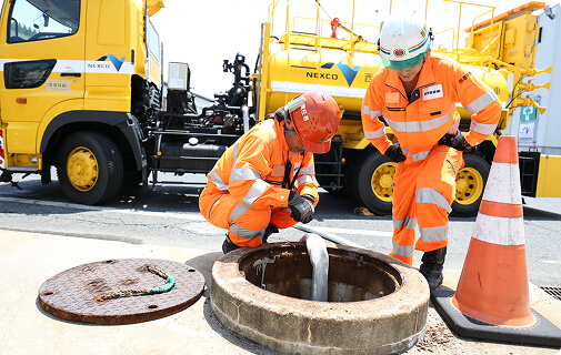 清掃業務（トンネル・側溝・舗装面など）